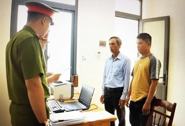 Cơ quan cảnh sát điều tra Công an huyện Krông Pắc tống đạt quyết định khởi tố bị can đối với Nguyễn Hồng Trường và Đoàn Hồng Trí.