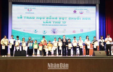 Trao 15 suất học bổng đặc biệt, mỗi suất trị giá 5 triệu đồng kèm quà tặng, giấy chứng nhận cho 15 học sinh hiếu học, hiếu thảo.