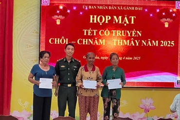 Đồn Biên phòng Gành Dầu trao tặng quà cho một số hộ đồng bào dân tộc Khmer.