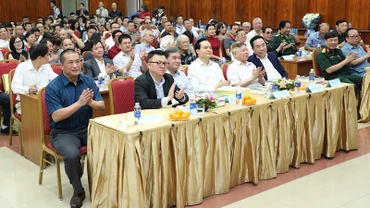 Các đại biểu tham dự buổi lễ ra mắt sách "Con đường tương lai" - Tập 1.