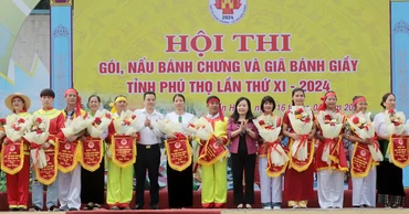 Ban Tổ chức trao cờ lưu niệm cho các đội tham gia hội thi.