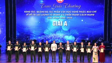 Ban tổ chức trao tặng giải thưởng cho các tác giả, nhóm tác giả đạt giải A.