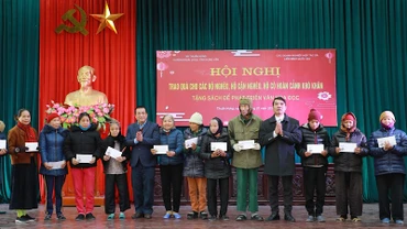 Đại diện các hộ gia đình nhận quà hỗ trợ.