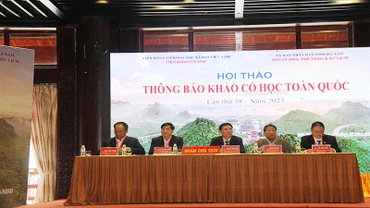 Đoàn Chủ tịch hội thảo.