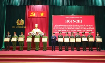 Đồng chí Trương Quốc Huy, Phó Bí thư Tỉnh ủy, Chủ tịch UBND tỉnh, Trưởng Đoàn ĐBQH tỉnh trao Bằng khen cho các tập thể có thành tích xuất sắc.