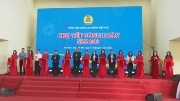  Các đồng chí lãnh đạo tỉnh Hà Nam cắt băng khai mạc chợ Tết Công đoàn 2023.