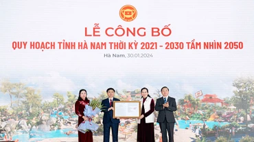 Phó Thủ tướng Chính phủ Trần Hồng Hà trao Quyết định phê duyệt Quy hoạch tỉnh Hà Nam thời kỳ 2021-2030, tầm nhìn đến năm 2050 cho các đồng chí Thường trực Tỉnh ủy Hà Nam.