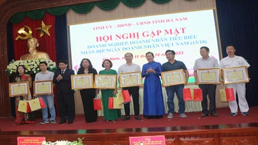 Các đồng chí lãnh đạo tỉnh Hà Nam khen thưởng, biểu dương các doanh nghiệp, doanh nhân tiêu biểu.