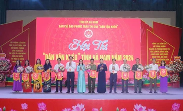 Các đồng chí lãnh đạo tỉnh Hà Nam tặng hoa, cờ lưu niệm cho các đội thi.