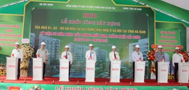 Các đại biểu bấm nút khởi công xây dựng Tòa nhà B1, B2 - Dự án đầu tư xây dựng khu nhà ở xã hội tại phường Đồng Văn, thị xã Duy Tiên, tỉnh Hà Nam.