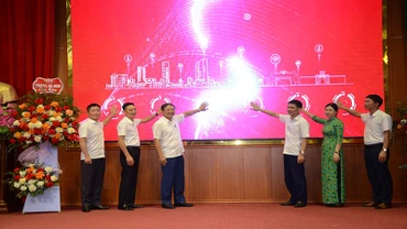 Các đại biểu bấm nút vận hành khai trương phần mềm giới thiệu PhuLy-S.