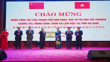 Lãnh đạo tỉnh Hà Nam tặng quà lưu niệm lãnh đạo thành phố Nam Ninh, khu tự trị dân tộc Choang tỉnh Quảng Tây, Trung Quốc.
