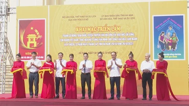 Các đại biểu cắt băng khai mạc triển lãm.