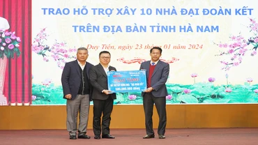 Lãnh đạo Báo Nhân Dân và Tập đoàn dầu khí Việt Nam trao hỗ trợ xây 10 nhà Đại đoàn kết cho tỉnh Hà Nam.