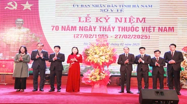 Các đồng chí lãnh đạo tỉnh Hà Nam tặng lẵng hoa chúc mừng cán bộ, nhân viên ngành y tế nhân dịp kỷ niệm 70 năm Ngày Thầy thuốc Việt Nam.