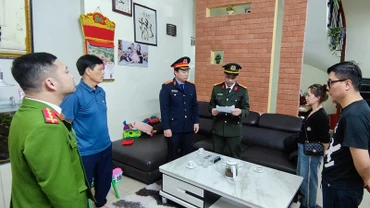 Cơ quan An ninh điều tra, Công an tỉnh Hà Nam tiến hành khám xét tại chỗ ở và nơi làm việc của bị can trong vụ án. (Ảnh Công an tỉnh Hà Nam)