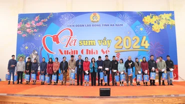 Đồng chí, Trưởng Ban Dân vận Trung ương và đồng chí Chủ tịch Tổng Liên đoàn Lao động Việt Nam tặng quà công nhân người lao động tỉnh Hà Nam.