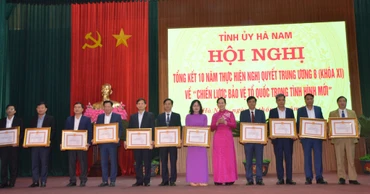 Đồng chí Bí thư Tỉnh ủy Hà Nam tặng Bằng khen của Ban Thường vụ Tỉnh ủy Hà Nam cho các tập thể, cá nhân có thành tích xuất sắc.