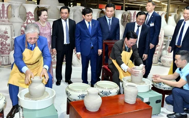 Chủ tịch nước Võ Văn Thưởng và Tổng thống Cộng hòa Kazakhstan Kassym-Jomart Tokayev trải nghiệm làm gốm Chu Đậu. 