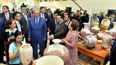 Chủ tịch nước Võ Văn Thưởng và Tổng thống Cộng hòa Kazakhstan Kassym-Jomart Tokayev thăm xưởng sản xuất gốm Chu Đậu tại xã Thái Tân, huyện Nam Sách, tỉnh Hải Dương.