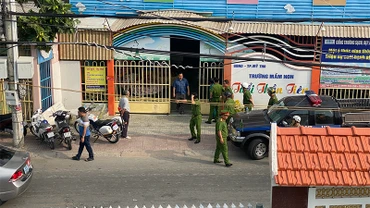 Lực lượng công an nỗ lực khống chế người đàn ông, giải cứu thành công các bé.