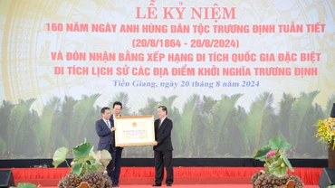 Trao Bằng xếp hạng Di tích quốc gia đặc biệt các địa điểm Khởi nghĩa Trương Định cho tỉnh Tiền Giang.