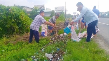Nhân công thu gom vỏ chai bia bị bể để xử lý đúng nơi quy định.