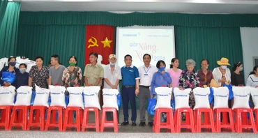Eximbank Tiền Giang trao quà cho các hộ nghèo tại thành phố Mỹ Tho (Tiền Giang).
