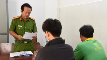 Cơ quan Cảnh sát điều tra Công an huyện Gò Công Tây tống đạt quyết định khởi tố vụ án. 