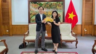 Cục trưởng Cục Hợp tác quốc tế Nguyễn Phương Hòa tiếp ông Wakisaka Michihiro, Giám đốc chiến lược toàn cầu của chính quyền tỉnh Kanagawa (Nhật Bản). 