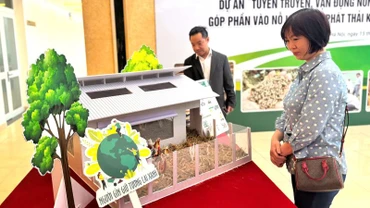 Đại biểu bên mô hình xử lý thải của nông dân được mô hình hoá tại hội thảo. (Ảnh: HNV)