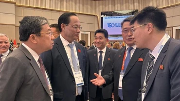 Phó Chủ tịch Quốc hội Trần Quang Phương gặp Phó Chủ tịch Hội nghị Nhân dân tối cao Triều Tiên. (Ảnh: VĂN CHÚC)