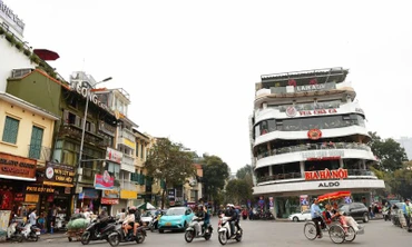  Tòa nhà với tên gọi người dân hay dùng là "Hàm Cá Mập". (Ảnh: Thế Dương)