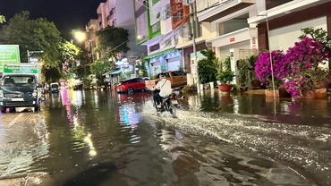 Đường Trần Đại Nghĩa vào tối ngày 2/4 chìm trong nước.