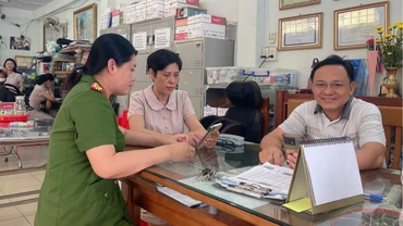 Công an phường An Hòa hướng dẫn người dân đóng góp ý kiến sửa đổi Hiến pháp năm 2013 qua ứng dụng VNeID
