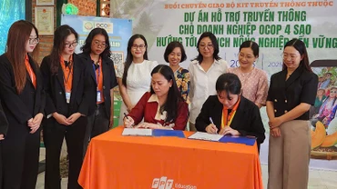 Lễ ký kết bàn giao bộ kit truyền thông.