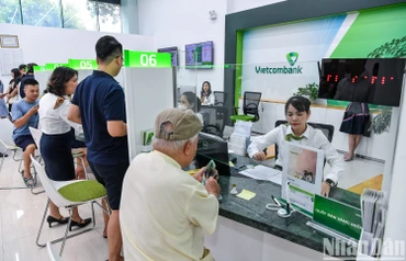 Khách hàng giao dịch mua vàng tại chi nhánh Vietcombank.