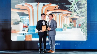 Ông Đỗ Quang Vinh (bên trái) nhận giải thưởng từ Ban tổ chức.