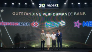 Đại diện các ngân hàng ngân hàng Techcombank, MB, BIDV nhận giải Ngân hàng tiêu biểu.
