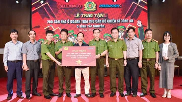 Tại buổi lễ trao tặng 200 căn nhà cho các chiến sĩ công an tại các xã, thị trấn khó khăn, chịu ảnh hưởng nặng nề của mưa bão và sạt lở đất.