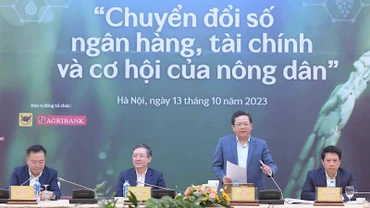 Các đại biểu chủ trì Hội thảo.