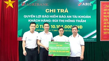 Tại một buổi lễ chi trả quyền lợi bảo hiểm Bảo an tài khoản cho khách hàng.