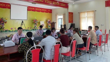 Giải ngân vay vốn tại Điểm giao dịch Ngân hàng chính sách xã hội huyện Lục Yên (Yên Bái).