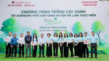 Các đại biểu tham dự sự kiện chụp ảnh lưu niệm.