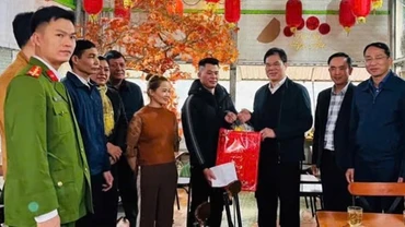 Đại tá Vũ Hồng Quang - Giám đốc Công an tỉnh Cao Bằng (thứ 3 từ phải qua) cùng các thành viên đoàn công tác của Ngân hàng Chính sách xã hội, Công an tỉnh Cao Bằng tặng quà Tết cho hộ vay vốn chấp hành xong án phạt tù. 