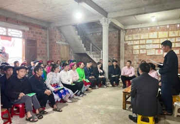 Đảng viên Vừ Mí Cáy - Tổ trưởng Tổ tiết kiệm và vay vốn thôn Há Ía tổ chức buổi sinh hoạt định kỳ, cùng bà con chia sẻ những kinh nghiệm về sản xuất, chăn nuôi.