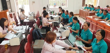 Ngân hàng chính sách xã hội huyện Nam Đàn giải ngân vốn tại Điểm giao dịch xã.