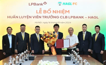 Ông Vũ Tiến Thành chính thức được trao bổ nhiệm làm huấn luyện viên trưởng câu lạc bộ Bóng đá LPBank Hoàng Anh Gia Lai. 