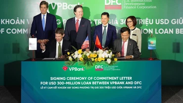 Đại diện lãnh đạo DFC và VPBank ký Cam kết quản vay song phương.