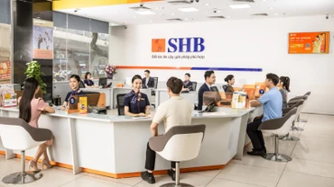 Giao dịch khách hàng tại ngân hàng SHB.